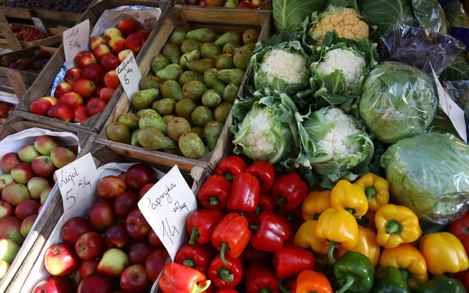 Przy owocach (w tym banach) i warzywach wprowadzanych do sprzedaży powinny pojawić się grafiki z fla