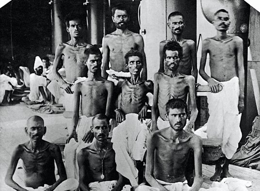 Skrajnie wychudzeni i wyczerpani hinduscy żołnierze, którzy przetrwali oblężenie Kut. Twierdza, któr