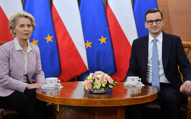 Przewodnicząca Komisji Europejskiej Ursula von der Leyen i premier RP Mateusz Morawiecki podczas spo