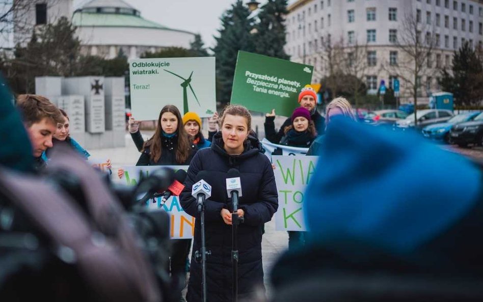 Dominika Lasota podczas protestu pod Sejmem