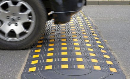 Sondaż: Czy z dróg powinny zniknąć progi zwalniające