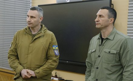 Mer Kijowa Witalij Kliczko (z lewej) i jego brat Władimir Kliczko