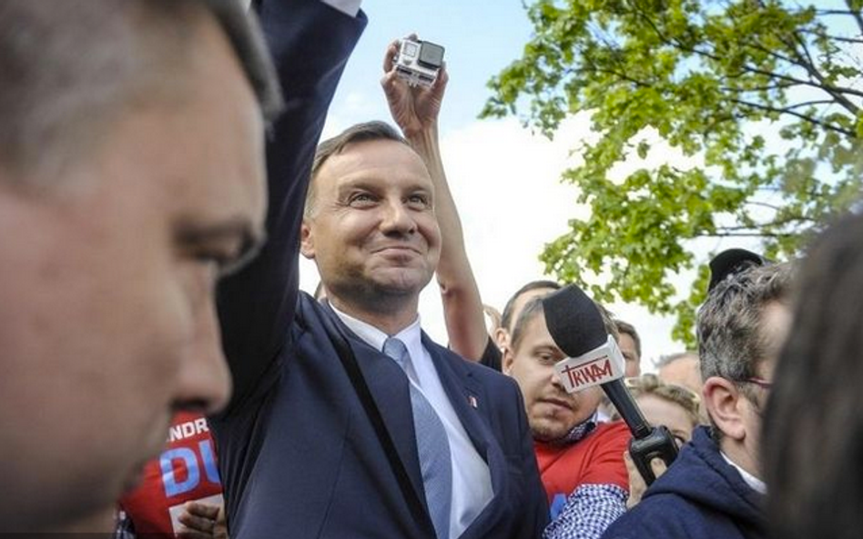 24 maja – II tura wyborów prezydenckich; kandydat PiS Andrzej Duda zwyciężył w wyborach otrzymując 5