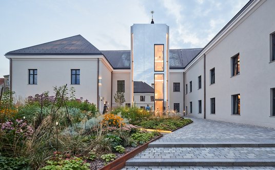 Ozdobą dziedzińca Bokšto Skveras jest lustrzana wieża z polerowanej stali – skrywa klatkę schodową i