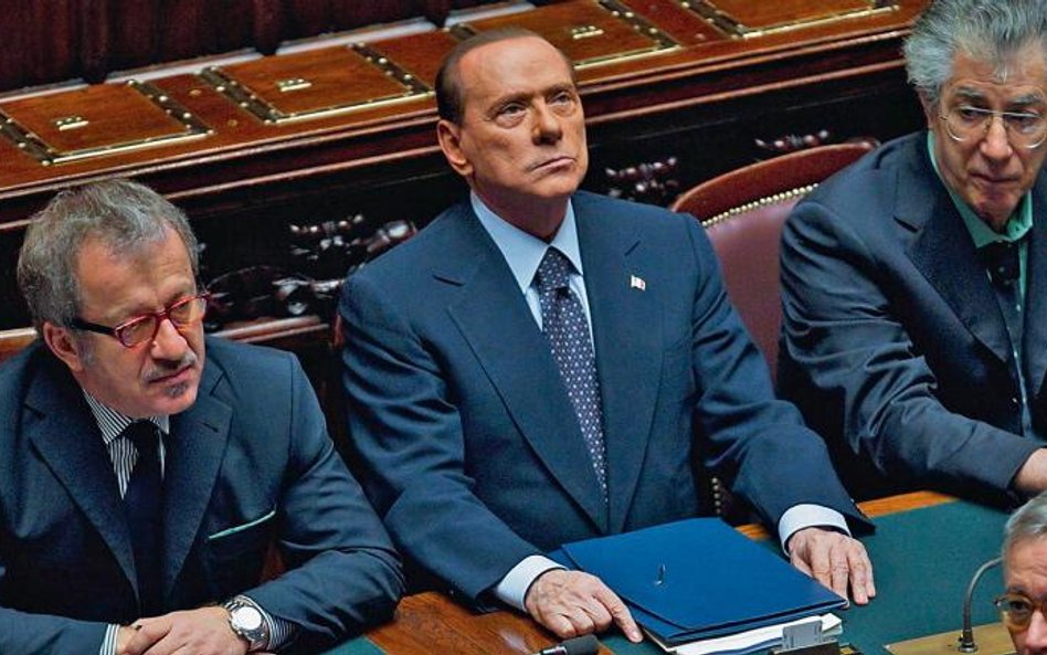 Premier Włoch Silvio Berlusconi (w środku) wczoraj w parlamencie