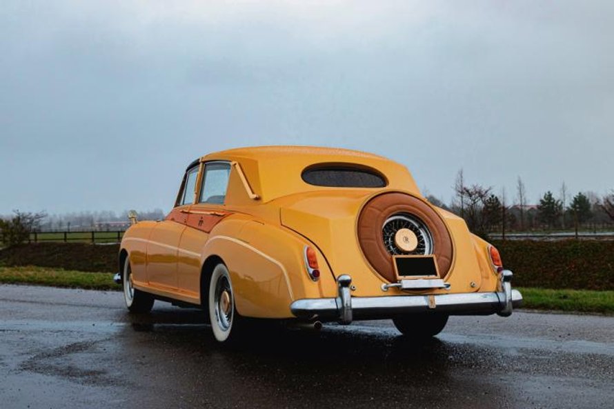 Wygląd limuzyny odbiega od oryginału. Przerabiał ją słynny projektant George Barris.