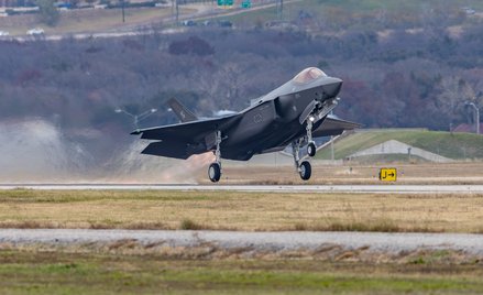 Już w 2026 r. do Polski powinny przylecieć pierwsze samoloty F-35, na których obecnie ćwiczą polscy 