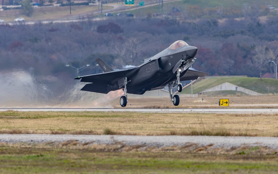 Już w 2026 r. do Polski powinny przylecieć pierwsze samoloty F-35, na których obecnie ćwiczą polscy 