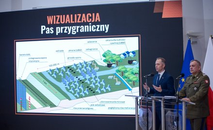 Wiceminister obrony narodowej Cezary Tomczyk (2P) i szef SGWP gen. Wiesław Kukuła (P) podczas prezen