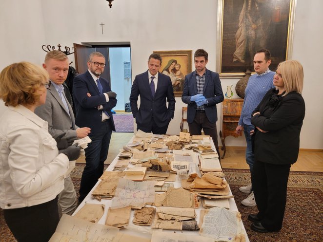 Przekazanie dokumentów do MPW odbyło się w obecności Marcina Dawidowicza, Mazowieckiego Konserwatora