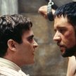 Kadr z filmu „Gladiator” (2000 r.) w reżyserii Ridleya Scotta. Od lewej: Joaquin Phoenix jako cesarz