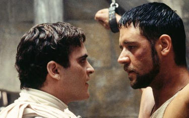 Kadr z filmu „Gladiator” (2000 r.) w reżyserii Ridleya Scotta. Od lewej: Joaquin Phoenix jako cesarz