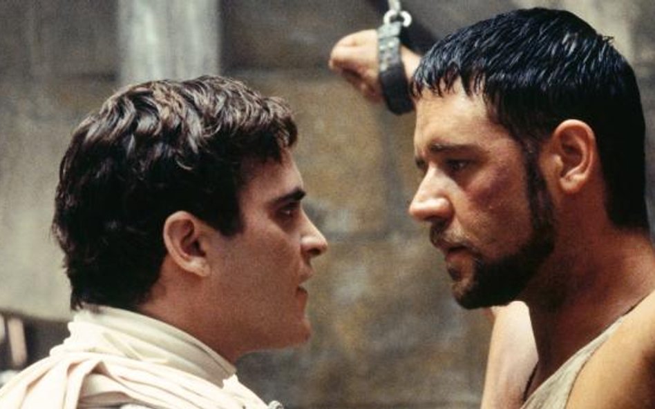 Kadr z filmu „Gladiator” (2000 r.) w reżyserii Ridleya Scotta. Od lewej: Joaquin Phoenix jako cesarz