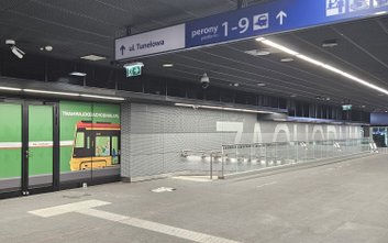 Przestrzeń samego przystanku tramwajowego jest wygrodzona od przejścia podziemnego ścianą i przeszkl