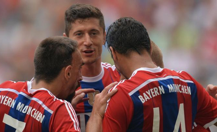 Robert Lewandowski i jego nowi koledzy z Monachium. Z lewej Franck Ribery, który o polskim napastnik