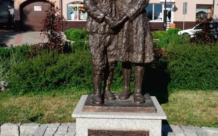 Tadeusz Kantor z siostrą Zosią, pomnik inspirowany fotografią