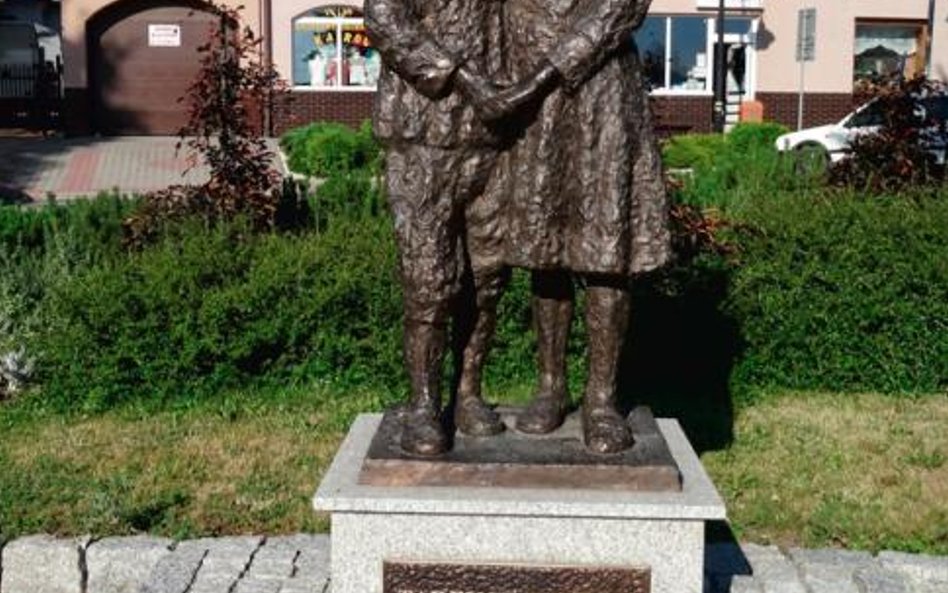 Tadeusz Kantor z siostrą Zosią, pomnik inspirowany fotografią