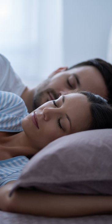 Niemal co piąty Polak i Polka (17 proc.) zadeklarowali, że potrzebuje spać dłużej niż osiem godzin.