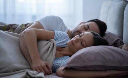 Niemal co piąty Polak i Polka (17 proc.) zadeklarowali, że potrzebuje spać dłużej niż osiem godzin.