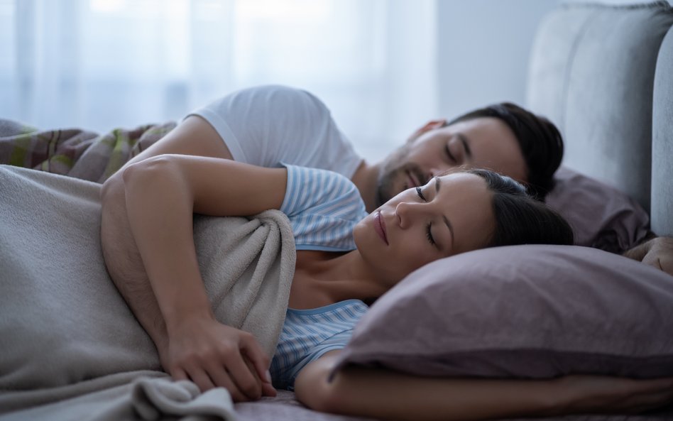 Niemal co piąty Polak i Polka (17 proc.) zadeklarowali, że potrzebuje spać dłużej niż osiem godzin.