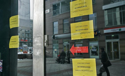 Zamkniętych drzwi do kina strzegą rozliczne kartki
