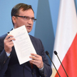 Minister sprawiedliwości prokurator generalny Zbigniew Ziobro podczas konferencji prasowej po posied