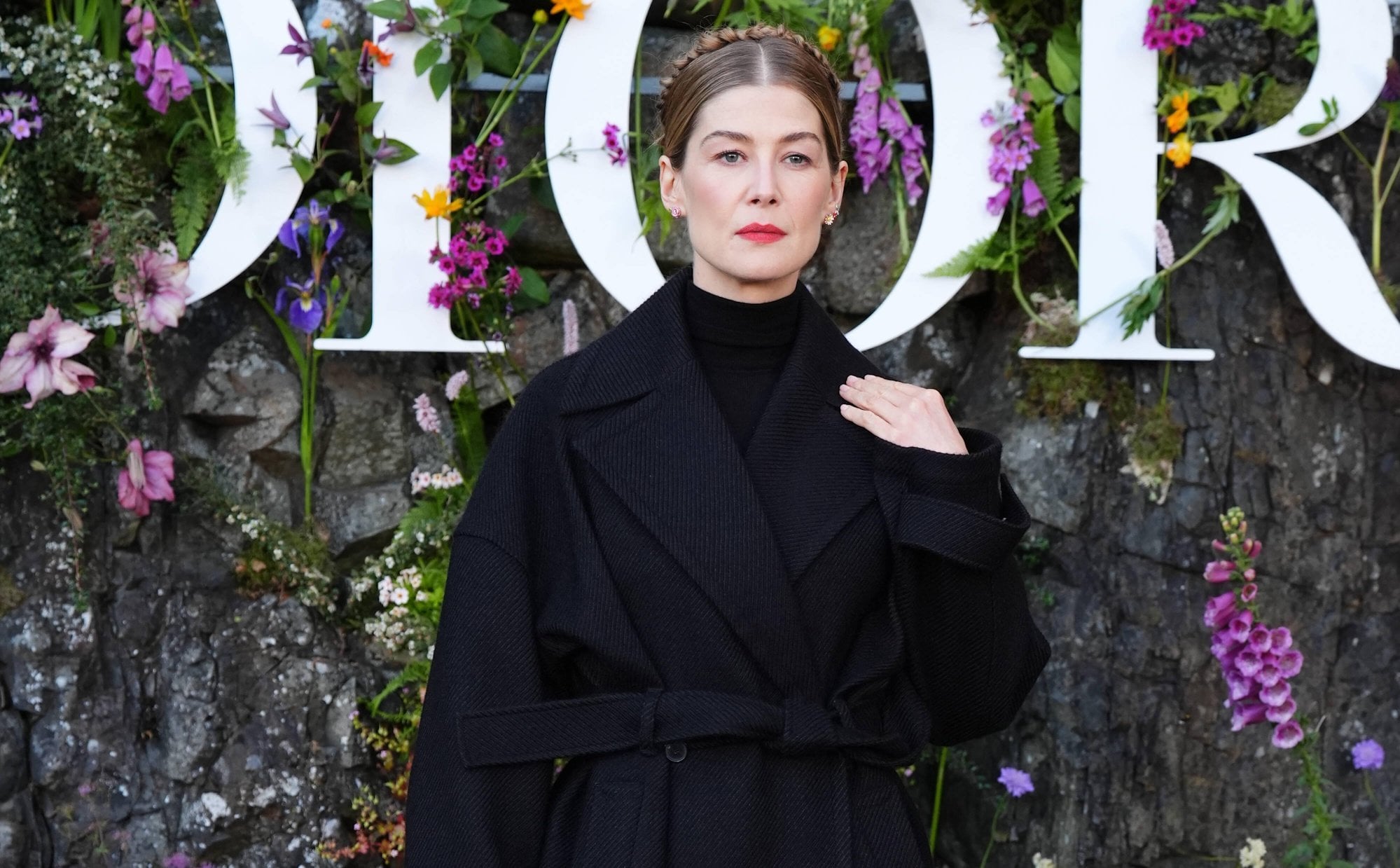 Szczęśliwie niezamężna. Oto, dlaczego Rosamund Pike nie zamierza legalizować związku