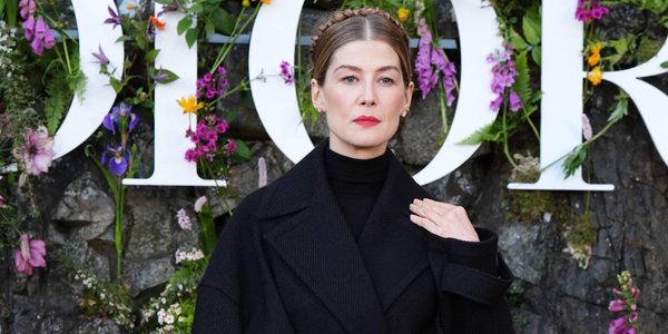 Szczęśliwie niezamężna. Oto, dlaczego Rosamund Pike nie zamierza legalizować związku