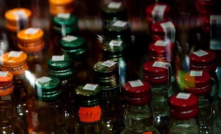 Sprzedaż „małpek” spadła, ale bardzo nieznacznie