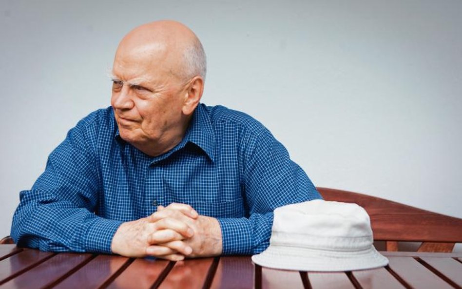 "Napisze od czasu do czasu wierszyk polityczny, skrzywi się na marność współobywateli. Ale naprawdę 