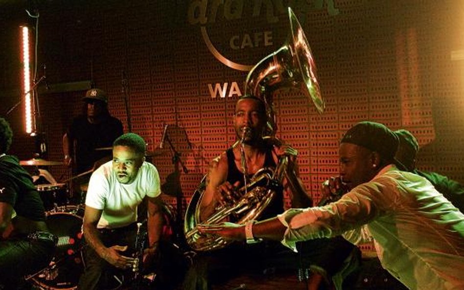 Hypnotic Brass Ensemble odwiedzili Warszawę po raz pierwszy. Nie mieli jednak żadnych problemów z wy