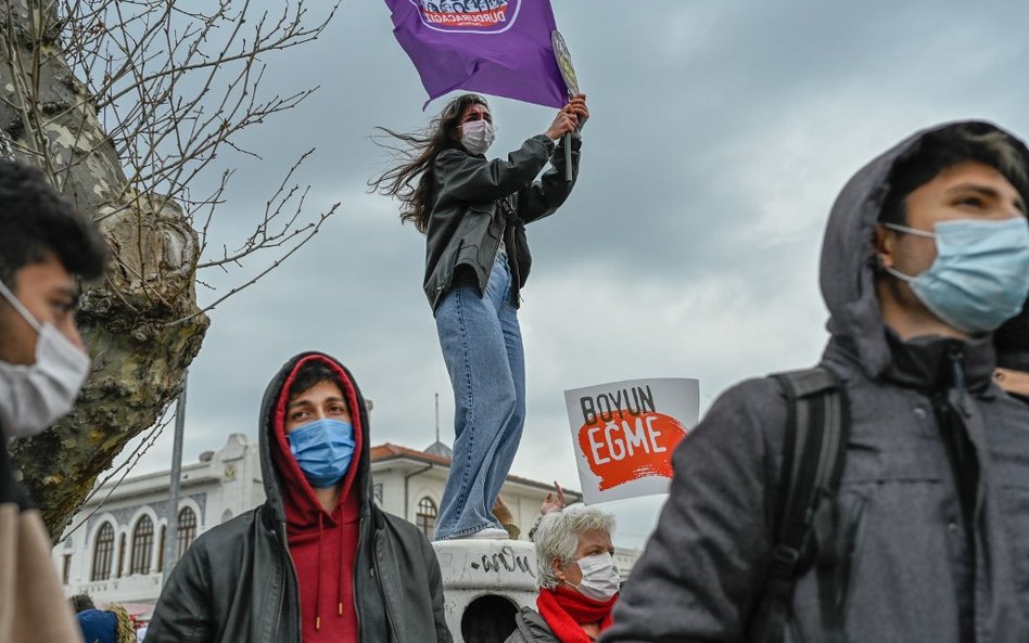 Turcja wypowiada Konwencję Stambulską. Francja krytykuje