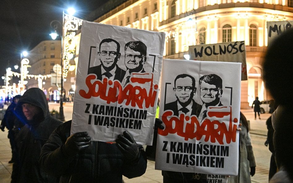 Uczestnicy protestu przed Pałacem Prezydenckim w Warszawie