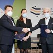 Umowę podpisali prezes PHH Gheorghe Cristescu (z prawej) i prezes PGE Wojciech Dąbrowski