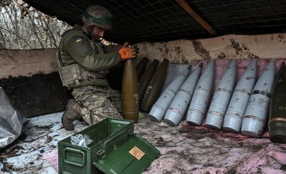 Ukraiński artylerzysta w obwodzie donieckim