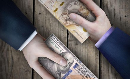 Który pracodawca pomniejsza zaliczki na PIT pracownika zatrunionego w dwóch firmach