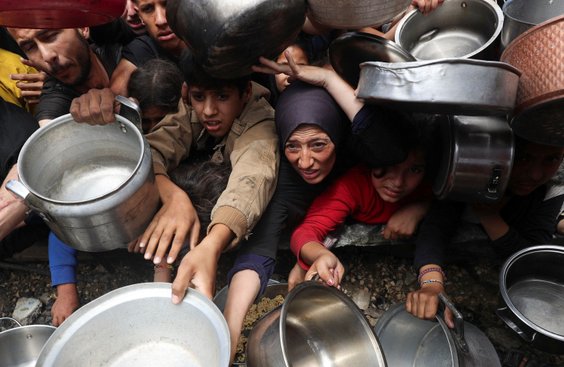Obóz Dżabalia. Palestyńczycy oczekują na porcję żywności z kuchni charytatywnej