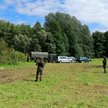 Żołnierze na granicy z Białorusią we wsi Usnarz Górny
