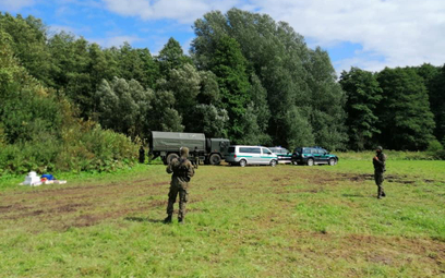 Żołnierze na granicy z Białorusią we wsi Usnarz Górny