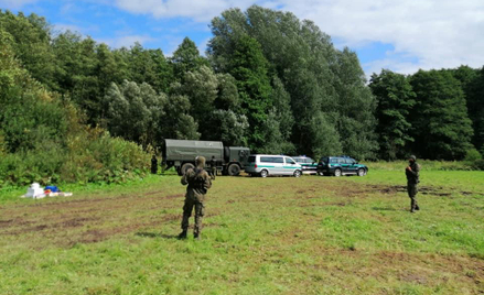Żołnierze na granicy z Białorusią we wsi Usnarz Górny