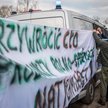 Uczestnicy demonstracji rolników przy przejeździe kolejowym w Hrubieszowie, który znajduje się nieda