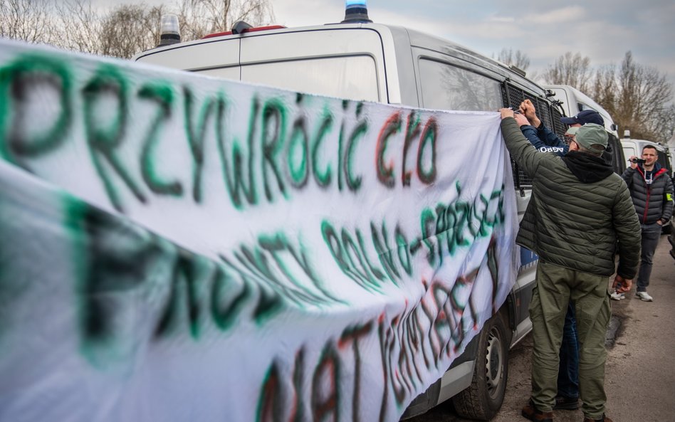 Uczestnicy demonstracji rolników przy przejeździe kolejowym w Hrubieszowie, który znajduje się nieda