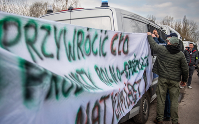 Uczestnicy demonstracji rolników przy przejeździe kolejowym w Hrubieszowie, który znajduje się nieda