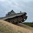 Ukraińscy żołnierze szkolący się z obsługi czołgu Challenger 2 w Wielkiej Brytanii