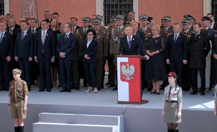 Święto Konstytucji Trzeciego Maja na pl. Zamkowym w Warszawie. Prezydent Andrzej Duda dziękował poli