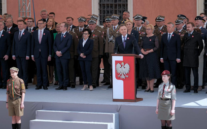 Święto Konstytucji Trzeciego Maja na pl. Zamkowym w Warszawie. Prezydent Andrzej Duda dziękował poli