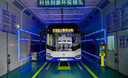 210 lamp UV, 5 minut naświetlania i szanghajski autobus znów może ruszyć na trasę