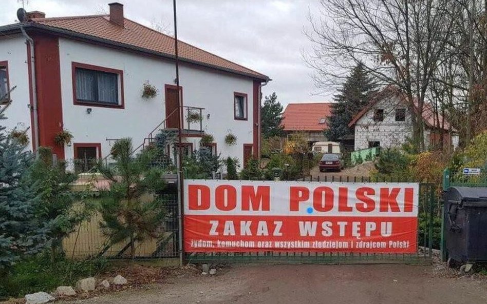 „Żydzi, komuchy oraz wszyscy złodzieje” nie mogą wejść do hostelu Piotra Rybaka