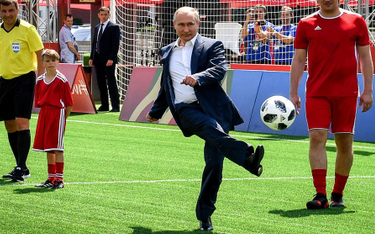 Prezydent Rosji Władimir Putin wziął symboliczny udział w pokazowym meczu rozegranym na Placu Czerwo