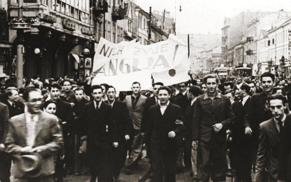 3 września 1939 r. mieszkańcy Warszawy zorganizowali spontaniczną manifestację pod ambasadą brytyjsk